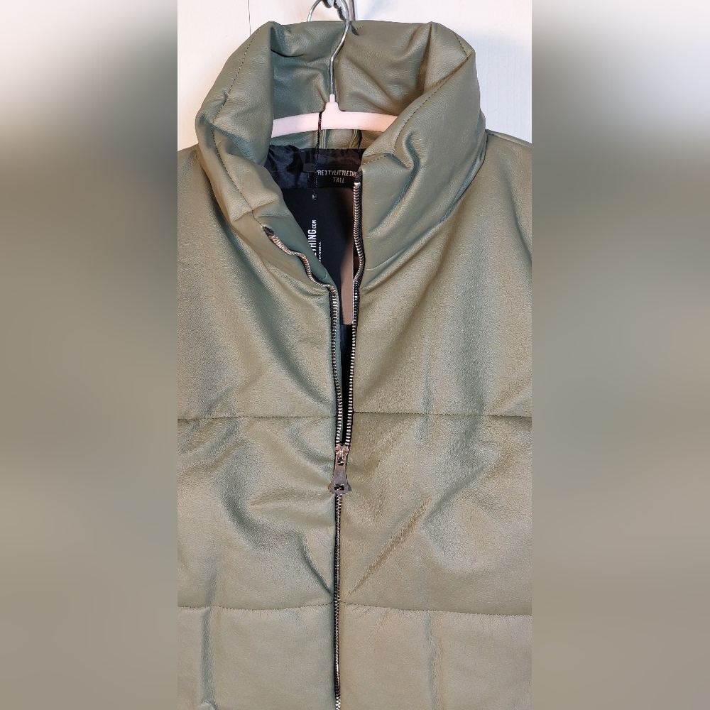 PrettyLittleThing NWT Olive Faux Leather Drop Hem Gilet Puffer Vest Size XL Tall - Picture 6 of 12
